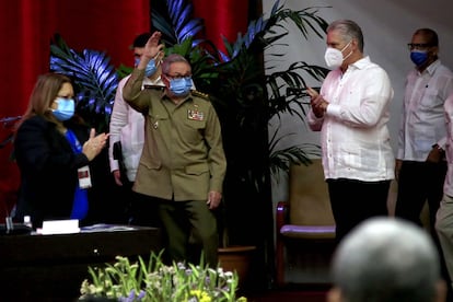 Raúl Castro, primeiro secretário do Partido Comunista, faz uma saudação na sessão inaugural do VIII Congresso do Partido Comunista de Cuba, acompanhado pelo presidente, Miguel Díaz-Canel.