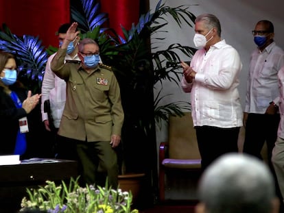 Raúl Castro, primeiro secretário do Partido Comunista, faz uma saudação na sessão inaugural do VIII Congresso do Partido Comunista de Cuba, acompanhado pelo presidente, Miguel Díaz-Canel.