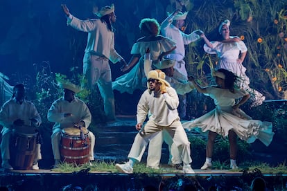 Escenario, vestuario, música e identidad se fusionan en el show.