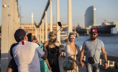 Turistas en la pasarela del puerto de Barcelona.