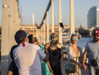 Turistas en la pasarela del puerto de Barcelona.