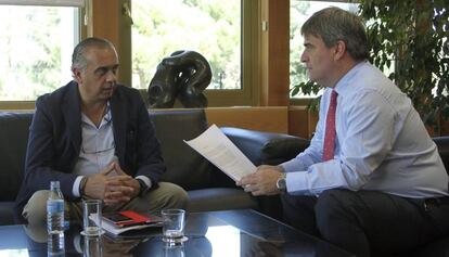 Miguel Cardenal, junto al expresidente de la FEB, Jos&eacute; Luis S&aacute;ez, en el CSD en 2015.