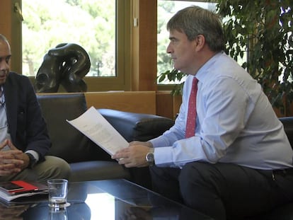 Miguel Cardenal, junto al expresidente de la FEB, Jos&eacute; Luis S&aacute;ez, en el CSD en 2015.