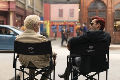 Michael Sheen (izquierda) y David Tennant, durante la grabación de la segunda temporada de 'Good Omens'.