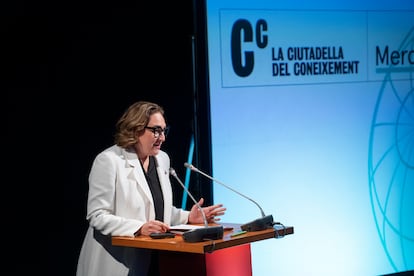 La alcaldesa de Barcelona, Ada Colau, interviene en el acto previo a la colocación de la primera piedra del complejo de investigación del Mercat del Peix, este jueves en Barcelona.