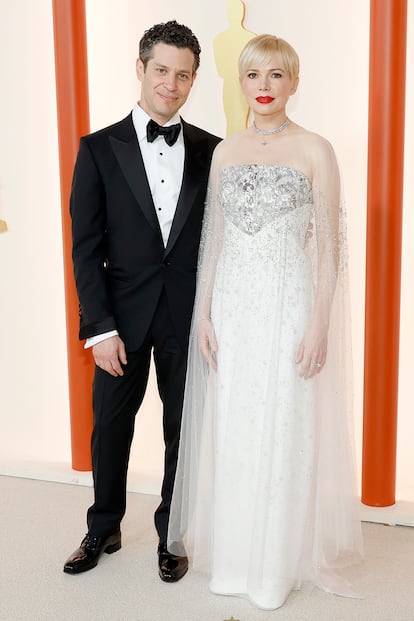 Michelle Williams, nominada a mejor actriz por Los Fabelman, acudió acompañada por su marido Thomas Kail. Ella eligió un vestido de alta costura de Chanel.