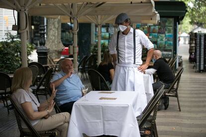 Una terrassa de la Rambla, pràcticament sense clients.