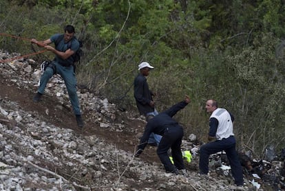 Miembros de los cuerpos de seguridad españoles examinan el lugar del accidente.