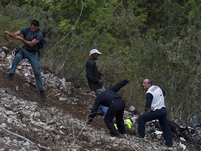 Miembros de los cuerpos de seguridad españoles examinan el lugar del accidente.