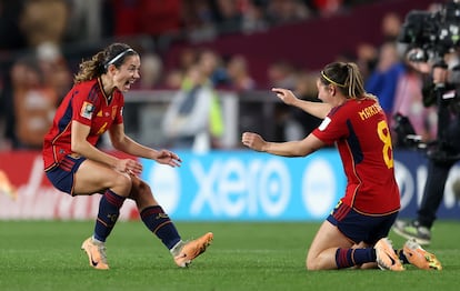 Aitana Bonmati y Mariona Caldentey celebran la victoria en la final del Mundial.