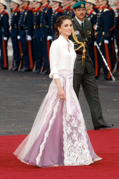 Aunque con un estilo clásico, Rania de Jordania aporta unos toques que la mantienen en su puesto de las más elegantes. En la imagen, con una falda larga con encaje acompañada por una camisa de seda en la boda del Príncipe Felipe.