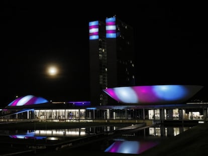 Fachada do Congresso iluminada na última sexta-feira.