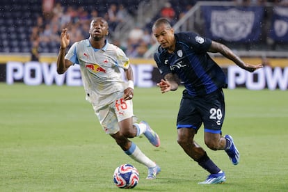 Kenedy, del Pachuca, a la derecha, disputa un balón con Nene Dorgeles, del Salzburgo. 