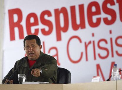 El presidente venezolano, Hugo Chávez, en una reunión sobre la crisis financiera organizada en Caracas