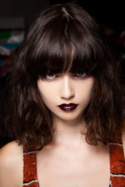 El maquillaje y peluquería del desfile de Ashish, en Londres, parece inspirado en Miércoles Addams.