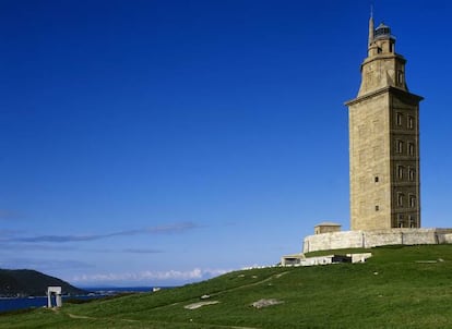 <strong>El turista critica.</strong> "Hay mejores sitios a los que ir. Es una torre anodina y descafeinada. No merece la pena hacer un viaje pare ver eso. Un lugar de paseo que se puede encontrar en muchas ciudades de costa" (Ankton). </p> <strong>El experto contesta.</strong> "Los textos de la Unesco explican muy bien por qué la Torre de Hércules es Patrimonio de la Humanidad. No se trata de algo que sea muy bonito o muy grande, sino de que sea único. Y este es el único faro romano que existe, no hay otro, y, además, está muy bien conservado. A la Torre le pusieron una fachada en el siglo XVIII, pero en cuanto entras en ella te das de narices con Roma" (declaraciones de José María Bello, exdirector del Museo Arqueológico e Histórico de A Coruña, a 'El Correo Gallego'). </p>