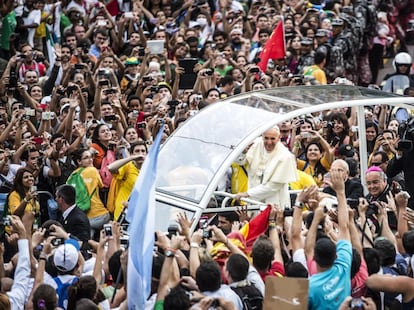 El papa Francisco saluda a cientos de peregrinos desde el papam&oacute;vil hoy, lunes 22 de julio de 2013, a su paso por una calle de R&iacute;o de Janeiro.
