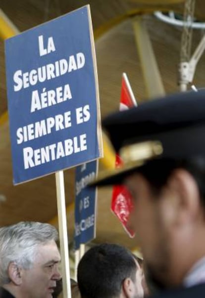 Imagen de archivo de 2009 de una concentración de pilotos y auxiliares de vuelo en la Terminal 4 del Aeropuerto de Madrid-Barajas para pedir una modificación de la legislación sobre su descanso. EFE/Archivo