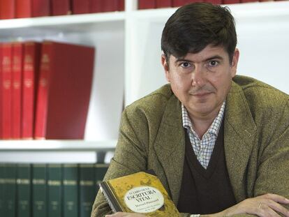 Manuel Pimentel, con un ejemplar de uno de los libros de su editorial.