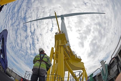 Montaje de una turbina en el campo eólico marino East Anglia One, en el Mar del Norte.