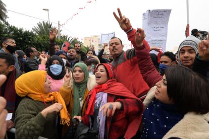 Manifestantes en una concentración por el décimo aniversario de la muerte de Mohamed Bouazizi, en su localidad natal de Sidi Bouzid, Túnez, el pasado 17 de diciembre.