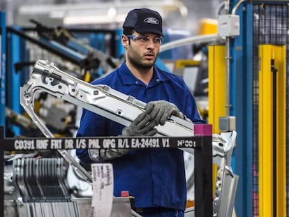 Un empleado de Ford durante su jornada de trabajo en la planta de Almussafes. 