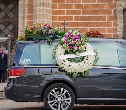 Un coche fúnebre en un cementerio de Cádiz.