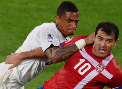 El serbio Stankovic disputa un balón con el ghanés Boateng durante el debut de sus selecciones en el Mundial.