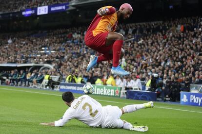 Carvajal y Ryan Babel en una acción del partido. 