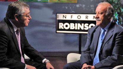 Michael Robinson entrevista al seleccionador español Vicente del Bosque, durante su programa 'Informe Robinson', en mayo de 2010.