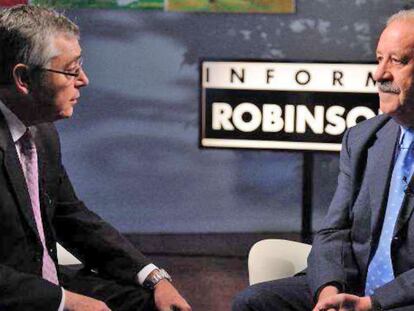 Michael Robinson entrevista al seleccionador español Vicente del Bosque, durante su programa 'Informe Robinson', en mayo de 2010.
