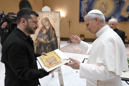 El presidente de Ucrania, Volodímir Zelenski (a la izquierda), saluda al Papa.