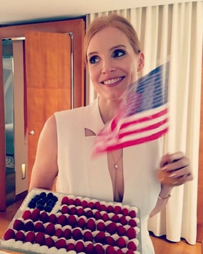 "Qué bonita sorpresa del  #july4th. Mando todo mi amor a mis compatriotas desde el otro lado del mar". Con este mensaje y bien ataviada para la ocasión, la actriz Jessica Chastain ha celebrado el 4 de julio fuera de Estados Unidos por motivos laborales.