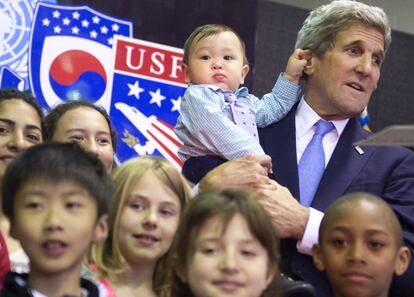 El secretario de Estado estadounidense, Jonh Kerry, posa con los hijos de los soldados de EE UU y del personal de la embajada norteamericana en Seúl, durante su visita a Corea del Sur.