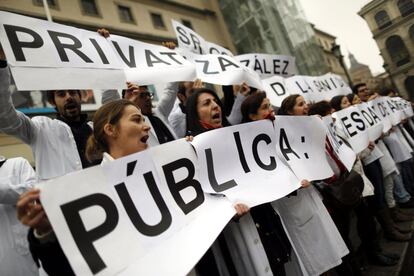 Protesta en la plaza del Museo Reina Sofía de Madrid contra la privatización de la sanidad pública en la Comunidad de Madrid.