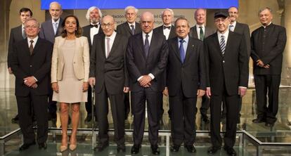 En primera fila, de izquierda a derecha, Elhanan Helpman; Carmen Vela, secretaria de Estado de Investigación; Marvin Minsky, Francisco González, presidente de la Fundación BBVA; Emilio Lora-Tamayo, presidente del CSIC, y Steve Reich. Detrás, en el mismo orden, Rafael Pardo, director de la Fundación BBVA; Paul R. Ehrlich, Maximilian Haider, Harald Rose, Knut Urban, Adrian Bird, Christopher B. Field, y Madhav Chavan, presidente de la ONG Pratham.
