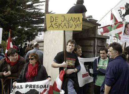 Un grupo de personas esperan en la puerta del hospital donosita de San Sebastián a la llegada de la ambulancia en la que es trasladado el etarra Juan Ignacio de Juana Chaos.