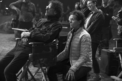 El director Joel Coen y a su izquierda Frances McDormand, en el rodaje de 'Macbeth'.  