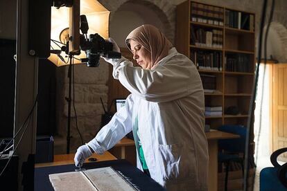 Shaima Budeiry, digitalizando manuscritos para su conservaci&oacute;n en el Museo de Manuscritos Hill (HMML)