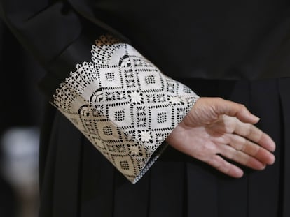 Imagen de la mano de un juez, con la toga negra.