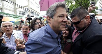 Fernando Haddad, candidato del PT, sale de votar en São Paulo este domingo.