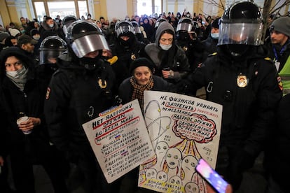 Policías rusos detienen a Elena Ósipova durante una protesta contra la invasión de Ucrania, en San Petersburgo el 27 de diciembre de 2022.