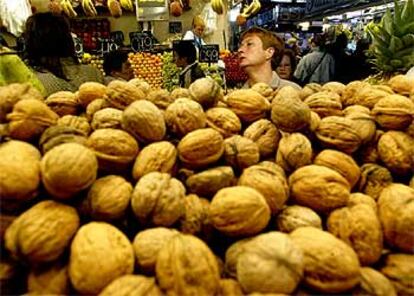 Un puesto   de venta de frutos secos en el mercado de la Boquería de Barcelona.