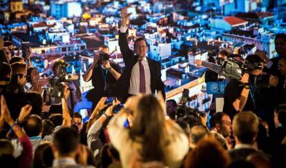 Mariano Rajoy saluda a los asistentes al mitin del PP, ayer en Valencia.