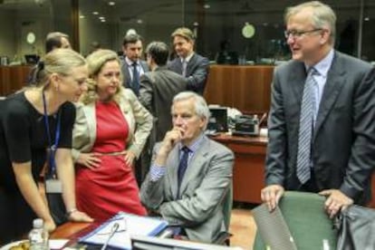 El vicepresidente económico de la Comisión Europea, Olli Rehn (dcha), conversa con el comisario europeo de Mercado Interior y Servicios Financieros, Michel Barnier (c), hoy antes del inicio del Consejo de ministros europeos de Economía y Finanzas (Ecofin) en Bruselas (Bélgica).