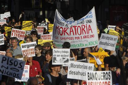 Los carteles de la manifestación de Madrid piden moratorias de tres años para los desahucios.