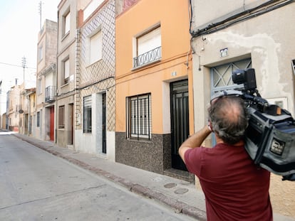 Un cámara graba el domicilio donde ocurrieron los hechos, este martes.