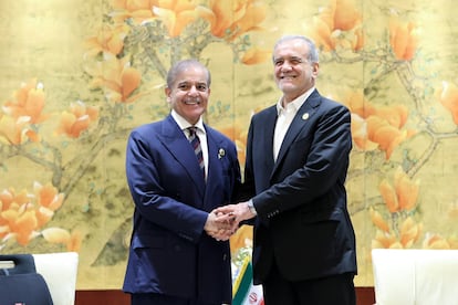 El presidente iraní, Masoud Pezeshkian, junto al primer ministro pakistaní, Shehbaz Sharif, en la cumbre de la Organización de Cooperación de Shanghái. 
