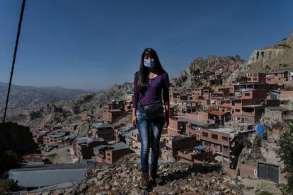 Daniela Cortez (22), activista  y voluntaria del movimiento "Tener Hambre no es Delito", posa para un retrato luego de entregar una donación en Tembladerani, una zona periférica de La Paz.