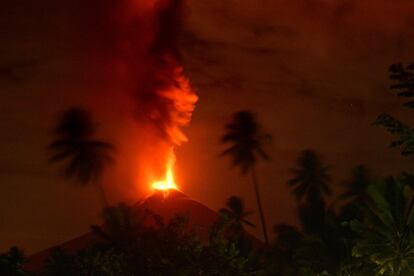 Vista nocturna de la erupción del volcán de Soputan, visto desde la aldea de Lobu, en Sulawesi, sureste de Indonesia, el 3 de octubre de 2018.